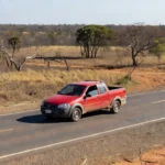 Fiat Strada em estrada brasileira simbolizando liderança de vendas no mercado