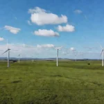 Turbinas eólicas em fazenda de pecuária no Brasil