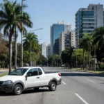 Fiat Strada em avenida urbana brasileira representando liderança em vendas de veículos