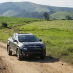 Picape Fiat Toro em estrada rural brasileira simbolizando liderança no mercado