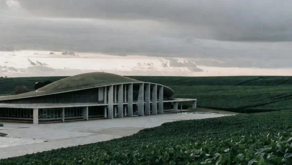 Prédio do STF em Brasília com lavouras de soja ao fundo, crise no agronegócio