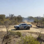 Picape Toyota Hilux Fuel Cell a hidrogênio em estrada rural brasileira