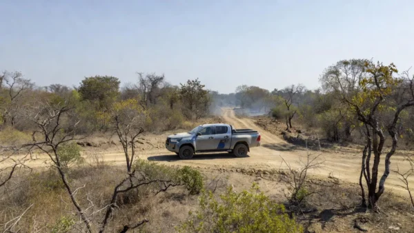 Picape Toyota Hilux Fuel Cell a hidrogênio em estrada rural brasileira
