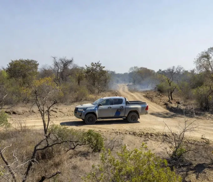 Picape Toyota Hilux Fuel Cell a hidrogênio em estrada rural brasileira