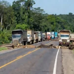 Bloqueio na BR-317 por protesto de pecuaristas devido a dívidas da Frigoraça