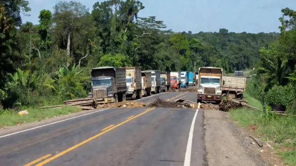 Bloqueio na BR-317 por protesto de pecuaristas devido a dívidas da Frigoraça