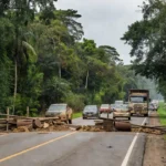 Bloqueio na BR-317 em Boca do Acre por pecuaristas devido a atrasos da FrigoRaça
