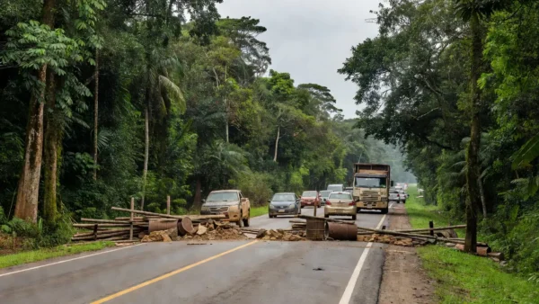 Bloqueio na BR-317 em Boca do Acre por pecuaristas devido a atrasos da FrigoRaça