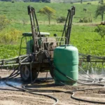 Pulverizador agrícola limpo em fazenda brasileira com campos de soja