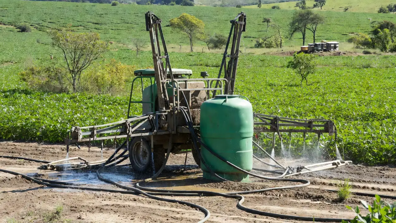 Pulverizador agrícola limpo em fazenda brasileira com campos de soja