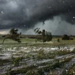 Tempestade com granizo e ventos fortes em paisagem do Paraná e Mato Grosso do Sul