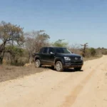 Picape Volkswagen Amarok V6 Extreme em estrada rural brasileira
