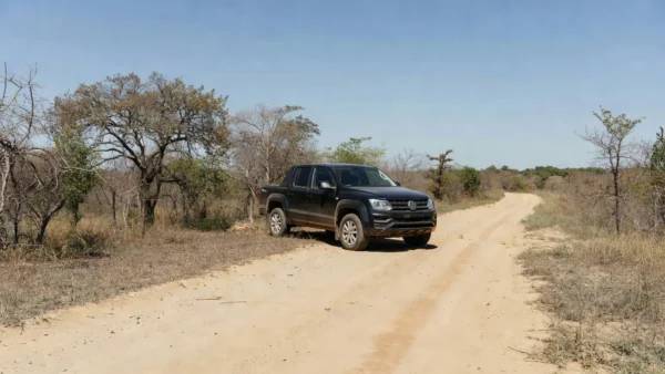 Picape Volkswagen Amarok V6 Extreme em estrada rural brasileira