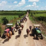 Romaria a cavalo e trator no campo brasileiro homenageando Nossa Senhora Aparecida