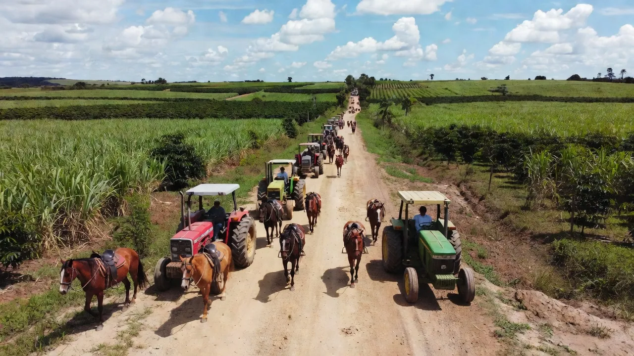 Romaria a cavalo e trator no campo brasileiro homenageando Nossa Senhora Aparecida