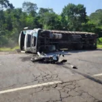 Carreta carregada de bois tomba sobre entregador de leite e deixa vítima fatal em Rondônia
