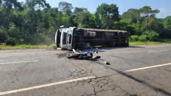 Carreta carregada de bois tomba sobre entregador de leite e deixa vítima fatal em Rondônia