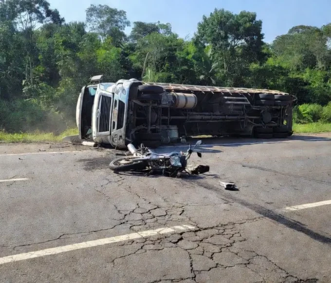 Carreta carregada de bois tomba sobre entregador de leite e deixa vítima fatal em Rondônia