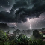 Tempestade com raios e nuvens escuras sobre o Sul e Sudeste do Brasil