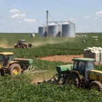 Lavoura de soja no Brasil com tratores, silos e fertilizantes