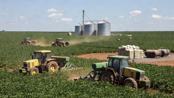 Lavoura de soja no Brasil com tratores, silos e fertilizantes